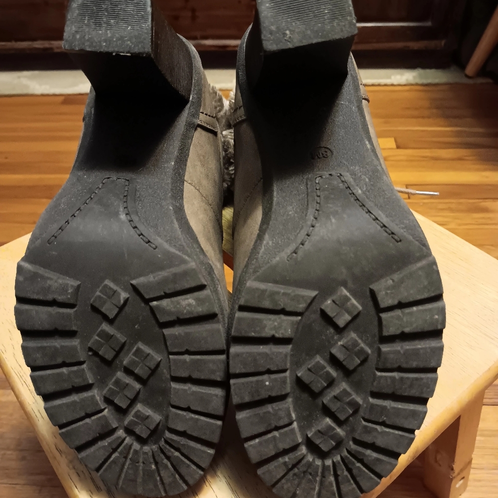 G BY GUESS  Tan lace up boots with heels and fur inside boot and trim - Picture 6 of 8